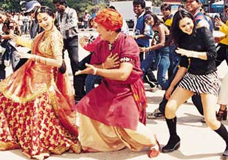 Sonali Bendre, Govinda and Rinke Khanna in Jis Desh Mein Ganga Rehta Hai