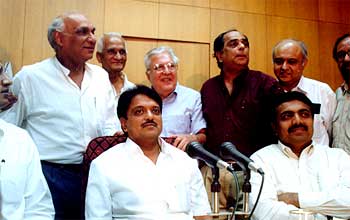 Yash Chopra and Pahlaj Nihalani with CM Vilasrao Deshmukh